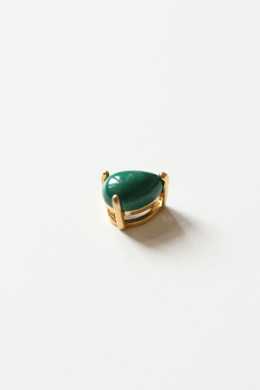 A malachite stone pendant in 18k gold plated silver.
