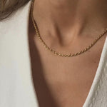 video gold rope chain on the girl